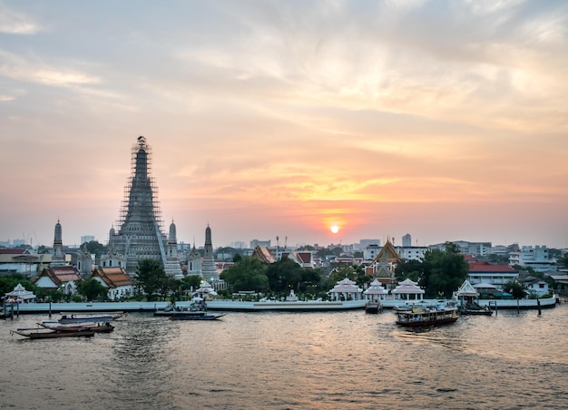 Lado principal do pagode do templo do amanhecer do rio chaophraya sob o céu noturno crepuscular em bangkok tailândia