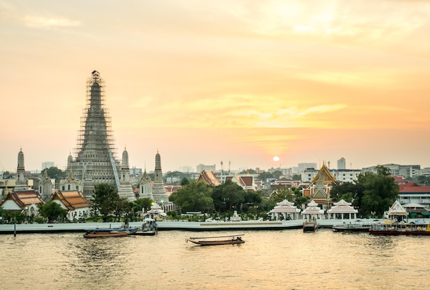 Lado principal do pagode do templo do amanhecer do rio chaophraya sob o céu noturno crepuscular em bangkok tailândia