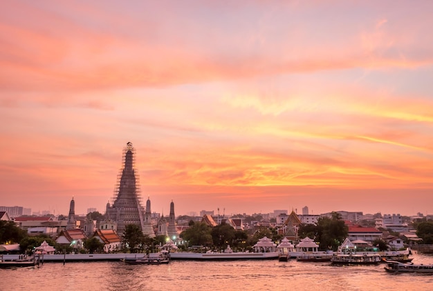 Lado principal do pagode do Templo do Amanhecer do rio Chaophraya sob o céu noturno crepuscular em Bangkok Tailândia