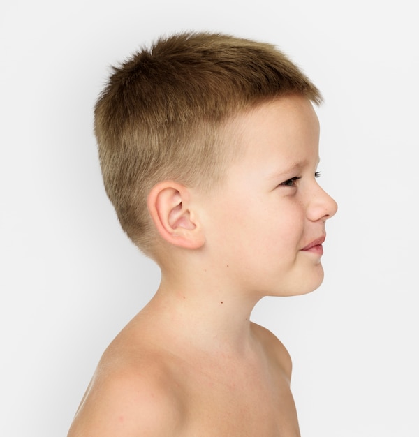 Lado sonriente de niño pequeño de pecho caucásico