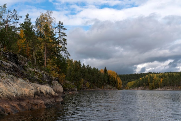 Ladogasee in der Nähe des Dorfes Lumivaara an einem sonnigen Herbsttag Ladoga Schären Republik Karelien Russland