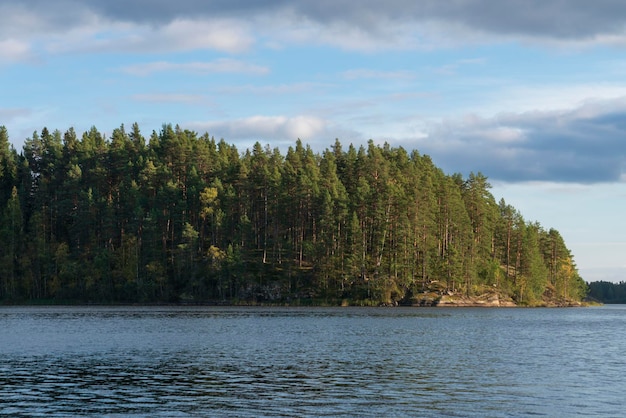 Ladogasee in der Nähe des Dorfes Lumivaara an einem sonnigen Herbsttag Ladogasee Schären Republik Karelien Russland