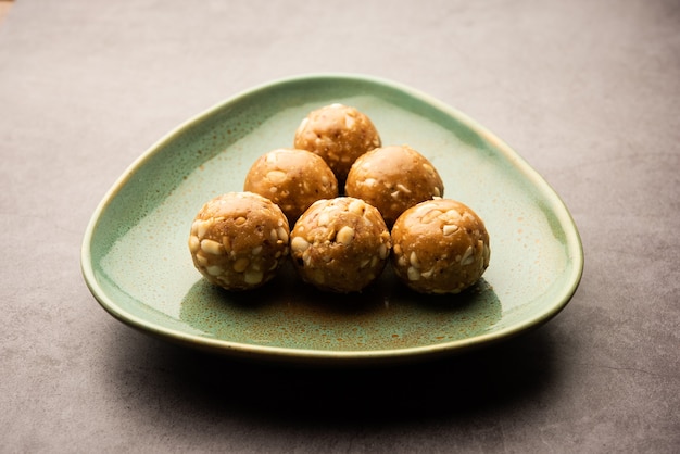 Ladoo de amendoim doce indiano ou mungfali ou laddo de amendoim ou laddu feito com amendoim torrado e açúcar mascavo