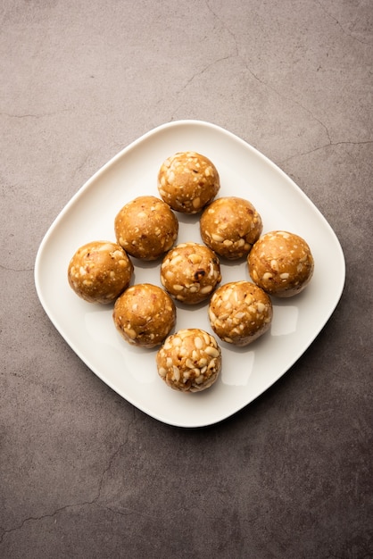 Ladoo de amendoim doce indiano ou mungfali ou laddo de amendoim ou laddu feito com amendoim torrado e açúcar mascavo