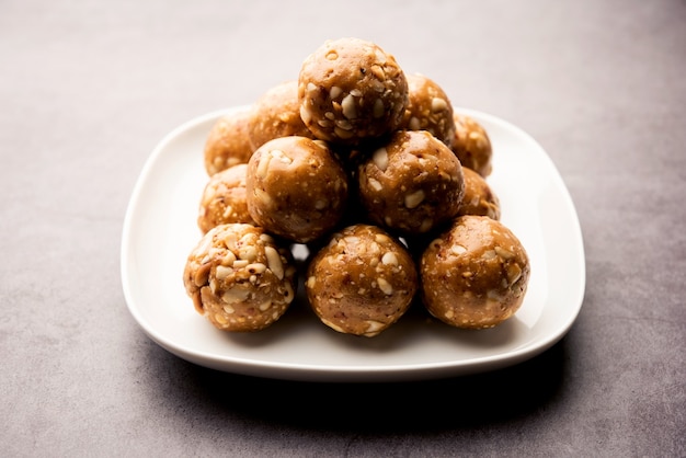 Ladoo de amendoim doce indiano ou mungfali ou laddo de amendoim ou laddu feito com amendoim torrado e açúcar mascavo