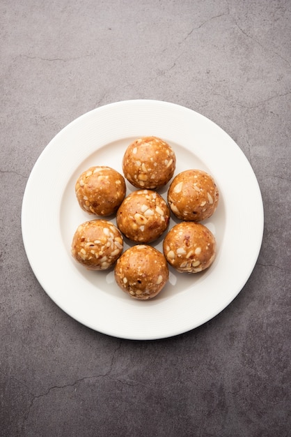 Ladoo de amendoim doce indiano ou mungfali ou laddo de amendoim ou laddu feito com amendoim torrado e açúcar mascavo