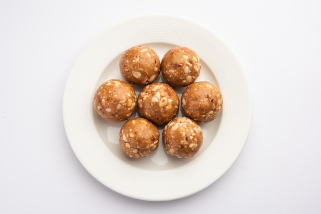 Ladoo de amendoim doce indiano ou mungfali ou laddo de amendoim ou laddu feito com amendoim torrado e açúcar mascavo