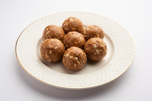 Ladoo de amendoim doce indiano ou mungfali ou laddo de amendoim ou laddu feito com amendoim torrado e açúcar mascavo