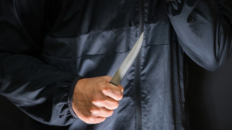 Foto ladrão de rua com uma faca - assassino com faca afiada prestes a cometer um homicídio.