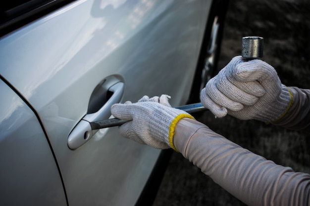 Foto ladrão está tentando roubar o carro