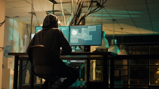 Ladrão feminino planejando guerra cibernética e hacktivismo à noite, tentando quebrar o firewall do servidor para criptojacking ou espionagem. Sistema de rede de hackers criminosos no computador, anônimo.