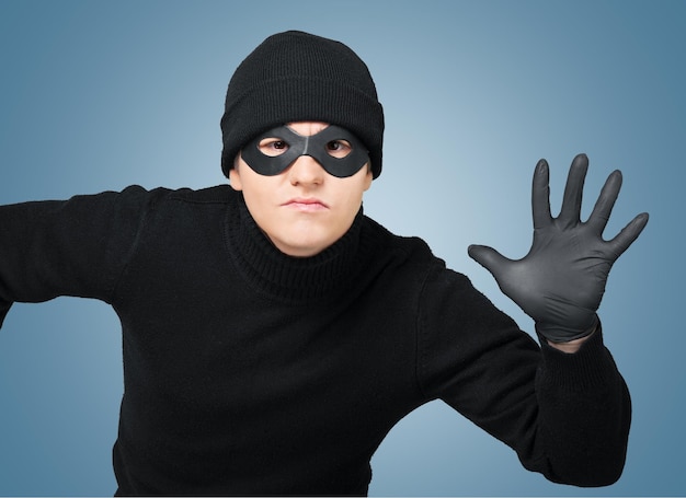 Ladrão usando máscara preta e luvas