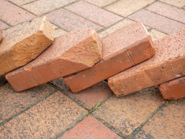 Ladrillo antiguo Bloque de ladrillo Trabajos de demolición Piedras en el suelo