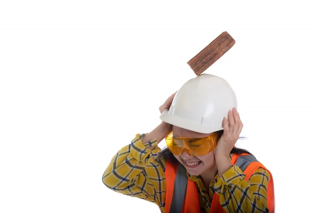 Foto el ladrillo del bloque de palo cayó sobre la cabeza de la joven ingeniera asiática