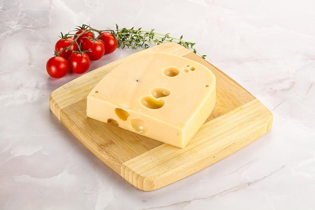 Ladrillo de queso de Maasdam sobre el tablero