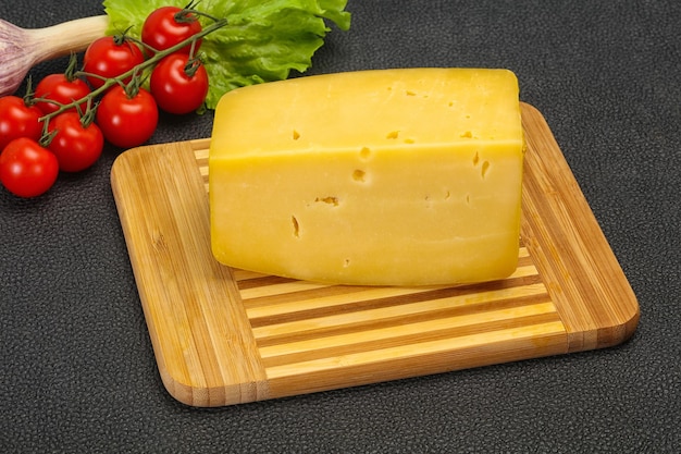 Ladrillo de queso sabroso amarillo duro