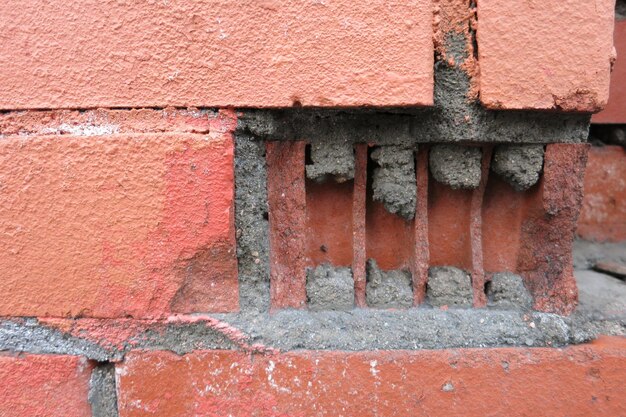 Ladrillo roto en una pared de cemento