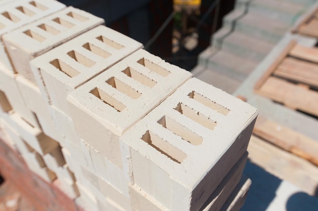 Foto los ladrillos blancos yacen en fila en un sitio de construcción