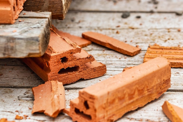 Ladrillos cerámicos rojos en el sitio de construcción Keramoblock Ladrillo hueco Construcción de un edificio de ladrillo rojo Material de cierre para la construcción de paredes y tabiques