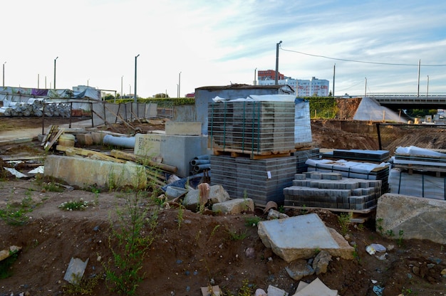 Los ladrillos para la construcción de la cubierta de la carretera en las cercanías son conos de tuberías de metal y otros elementos