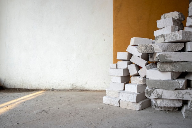 Ladrillos ligeros en el sitio de construcción.