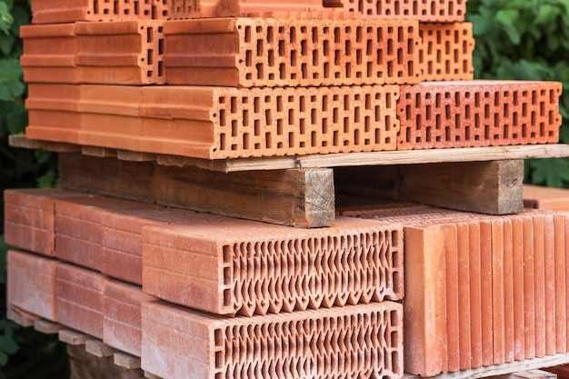 Ladrillos en palet. Bloques cerámicos de ladrillo hueco para la construcción de tabiques