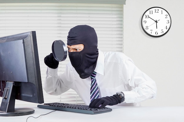 Ladrón buscando información en la computadora