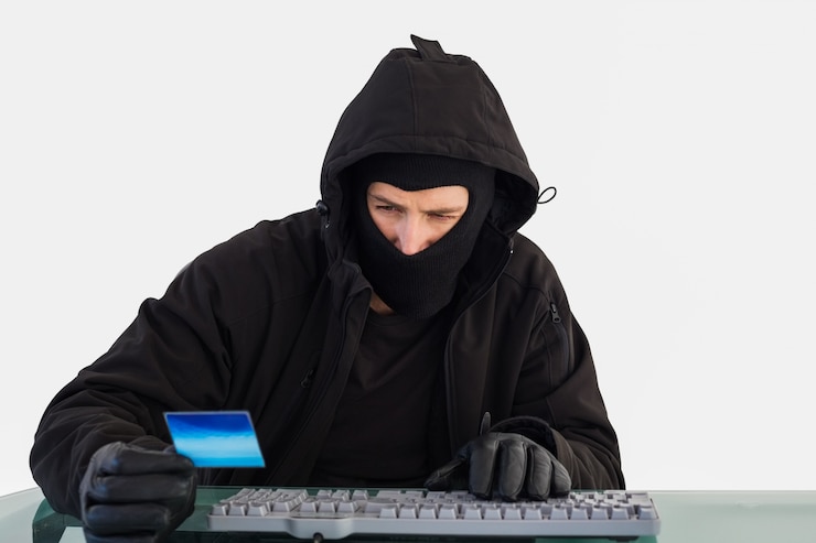 Foto ladrón de compras en línea con la computadora portátil