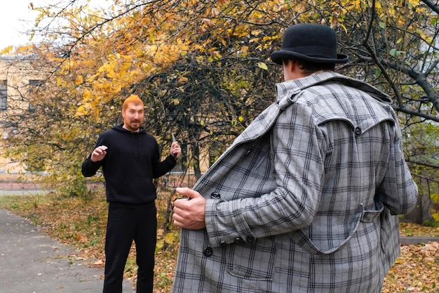 Un ladrón con un cuchillo en un parque ataca a un exhibicionista