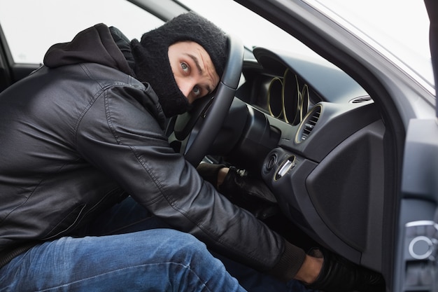 Ladrón entrando en un auto