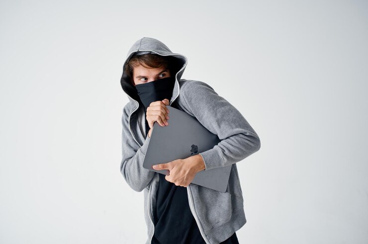Foto ladrón masculino con cabeza encapuchada tecnología de hacking seguridad estilo de vida foto de alta calidad