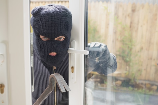 Foto ladrón mirando si alguien está en la habitación