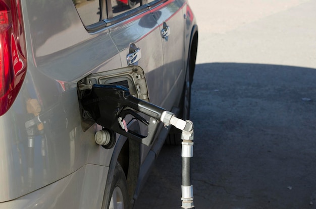 Ladung von Benzin in den LKW, Beladung des Benzinversorgers an der Tankstelle