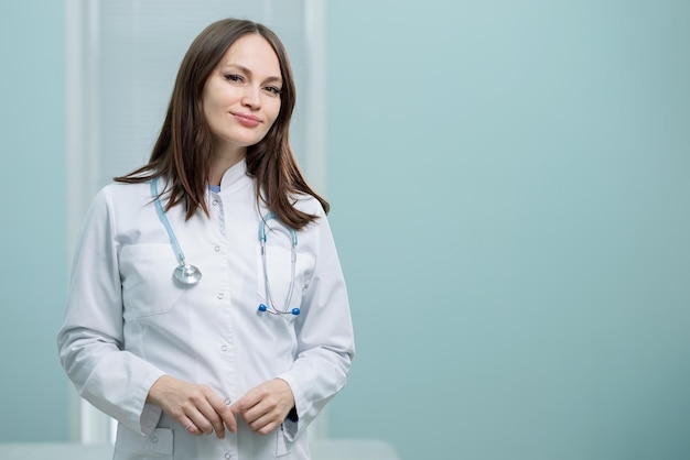 Lady doctor se encuentra en la sala de espera mirando a los recién llegados