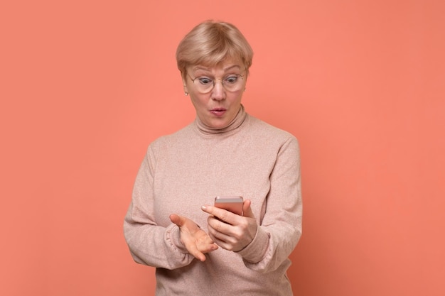 Lady está sorprendida por una gran noticia en un mensaje sms