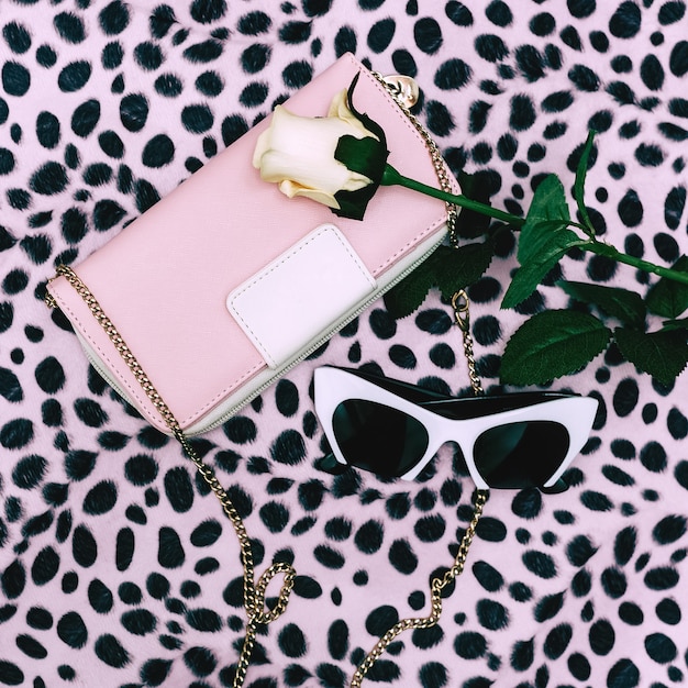 Lady Fashion Set. Clutch y elegantes gafas de sol. Tendencia de colores pastel. Huella animal