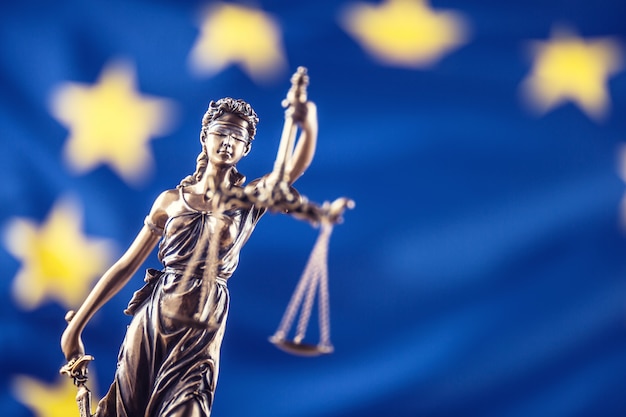 Lady Justice y la bandera de la Unión Europea. Símbolo de la ley y la justicia con la bandera de la UE.