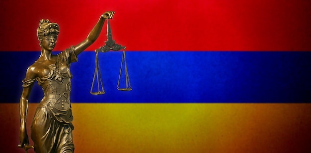 Lady Justice contra una bandera armenia