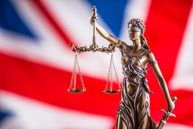 Lady Justice e a bandeira do Reino Unido. Símbolo da lei e da justiça com a bandeira do Reino Unido. Brexit.