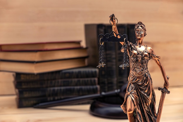 Lady Justice Law Symbole im Bokeh-Hintergrund