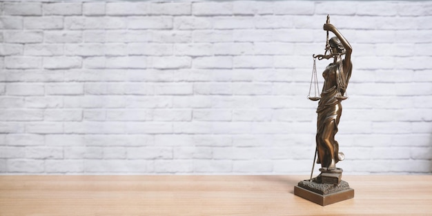 Lady Justice oder Justitia-Statue auf dem Schreibtisch