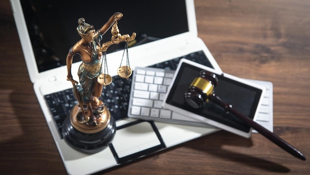 Lady Justice Statue com um tablet e computador de martelo de juiz