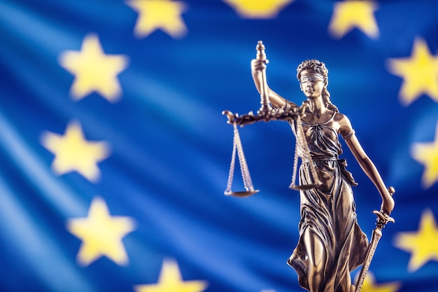 Lady Justice und Flagge der Europäischen Union. Symbol für Recht und Gerechtigkeit mit EU-Flagge.