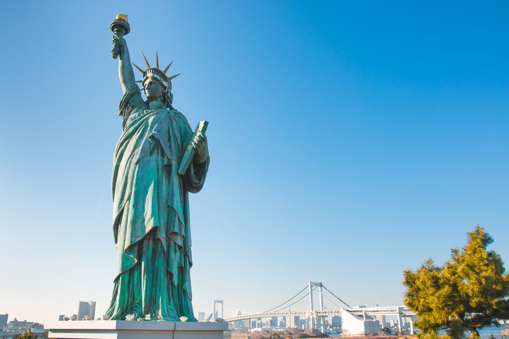 Lady liberdade justapostos ficar perto de Rainbow Bridge em Odaiba. Japão