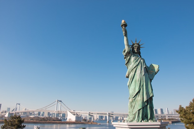 Foto lady liberty nebeneinander stehender stand am odaiba-küstenpark, nahe der regenbogenbrücke in tokio