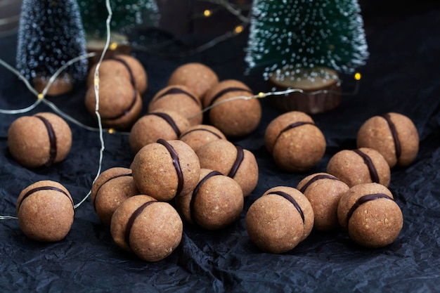 Foto ladys küsst traditionelle italienische nusskekse mit kaffee- und schokoladenfüllung