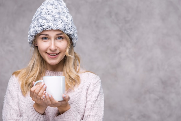 Foto lächeln der jungen frau der vorderansicht