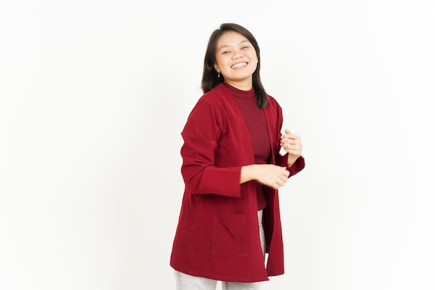 Lächeln der schönen asiatischen Frau, die rotes Hemd lokalisiert auf weißem Hintergrund trägt