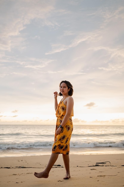 Lächeln Freiheit und Glück asiatische Frau am Strand Sie genießt die ruhige Natur des Ozeans während der Reise