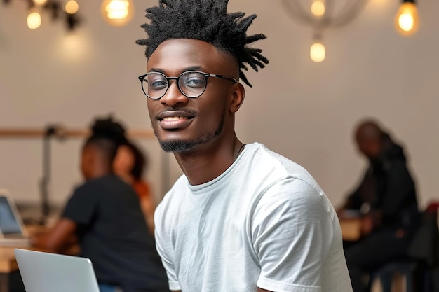 Lächeln junge afro-männliche Studenten mit Brille an der Universität